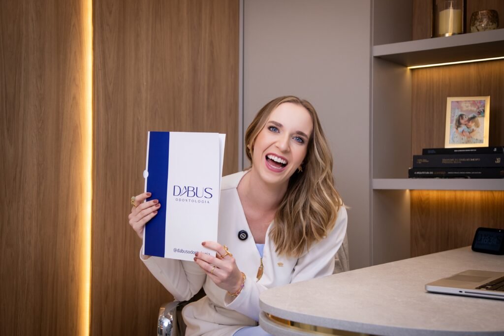 Dentista orientando paciente sobre saúde bucal