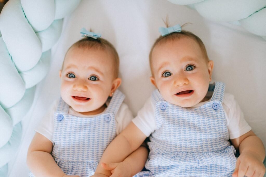 Cuidados com a saúde bucal infantil em bebês sorrindo.
